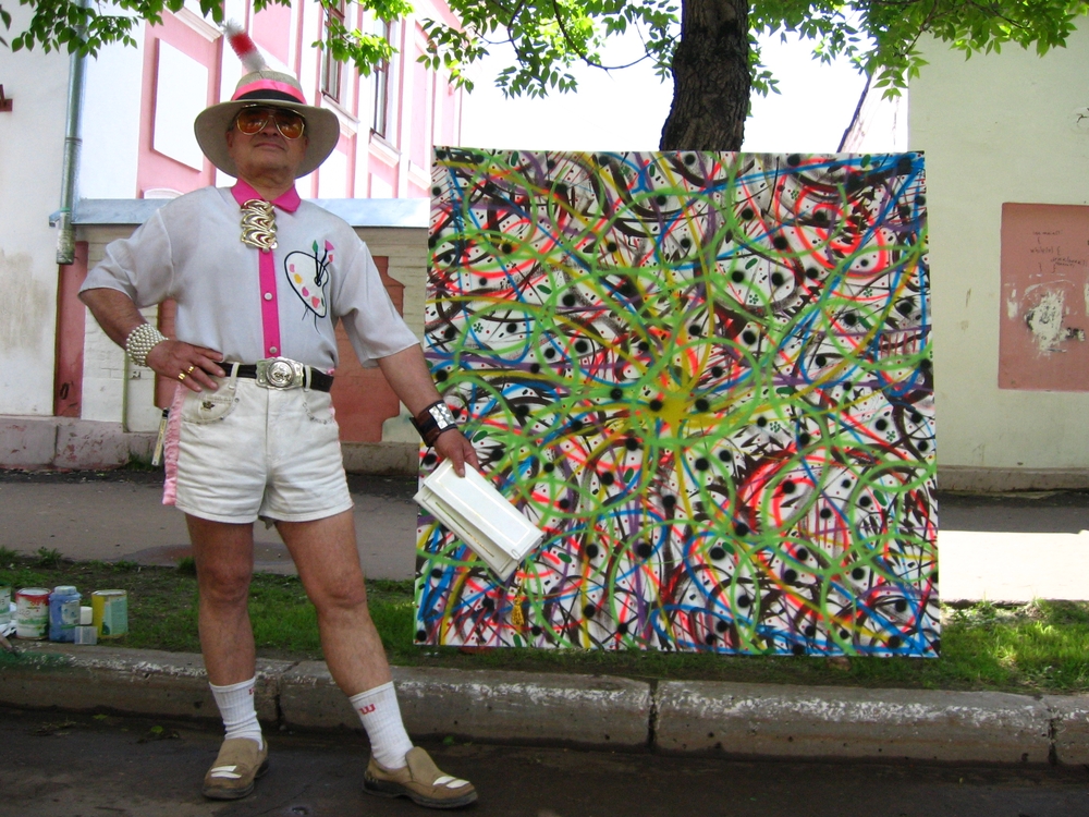 Вятский модник рядом с моей картиной на городском празднике.
