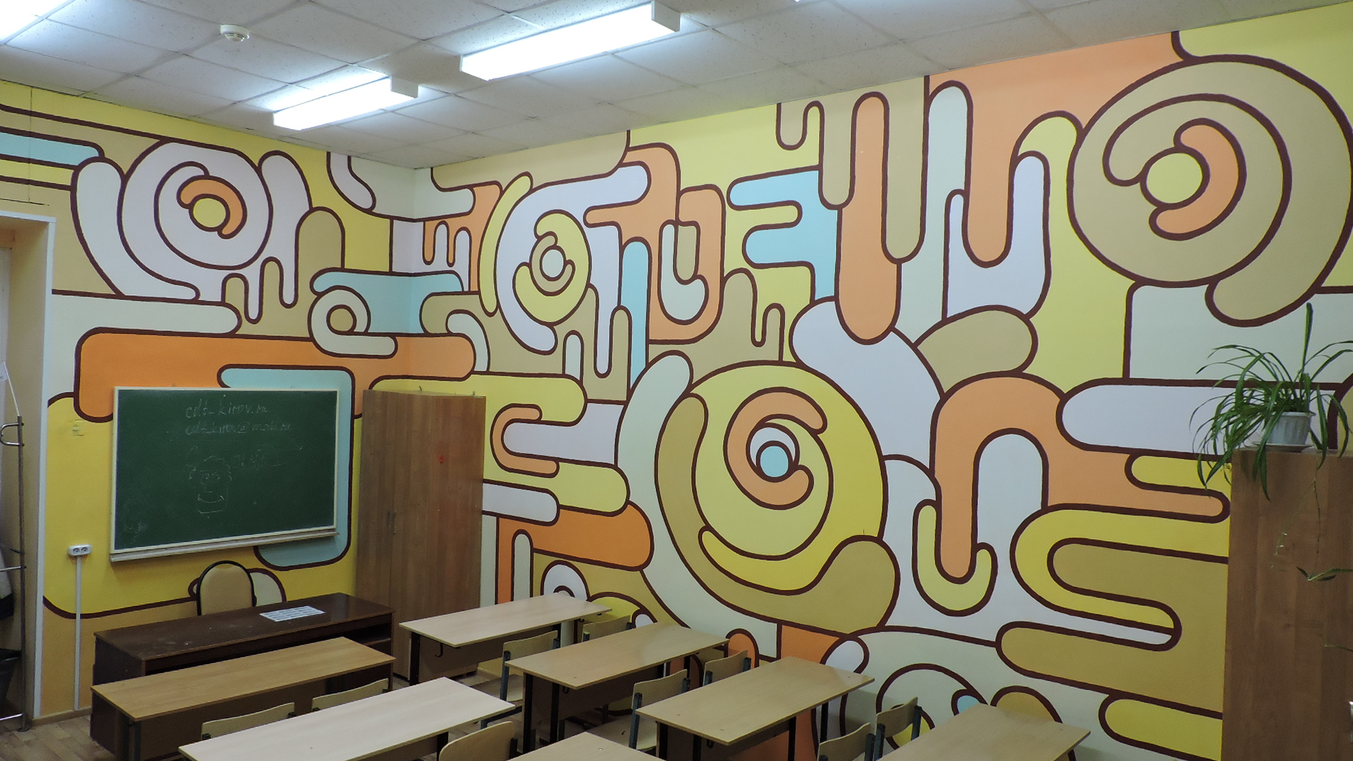 Рисунок на стене в кабинете детского центра.